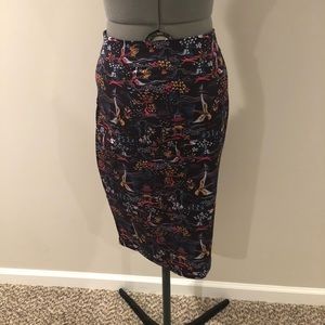 Satin pencil skirt with Asian pagoda print.
